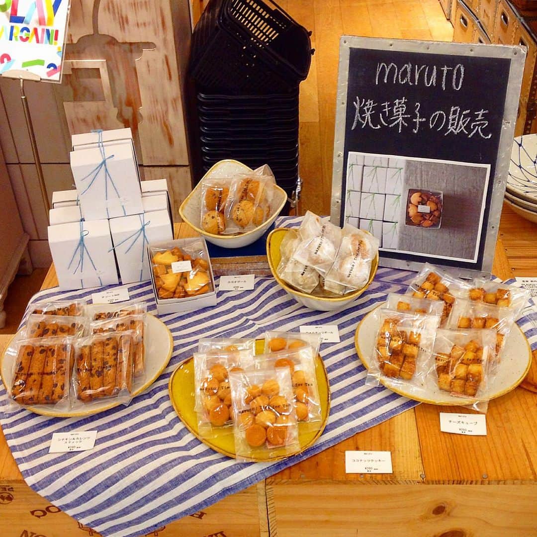 TODAY'S SPECIALさんのインスタグラム写真 - (TODAY'S SPECIALInstagram)「〈MARKET-Shibuya〉本日、渋谷店にはmaruto(@maruto_s )さんの焼き菓子が届きました。 大人気のクッキーアソートBOX、今月は水色のリボンで見た目にも爽やか。山型クッキーは見ているだけでお出かけした気分を味わえます。雨の日は、marntoさんのクッキーでゆったりティータイムはいかがでしょうか？ #todaysspecial #トゥデイズスペシャル #shibuya #渋谷ヒカリエ #maruto #焼き菓子 #クッキー #月一販売」7月1日 16時05分 - cibone_ts