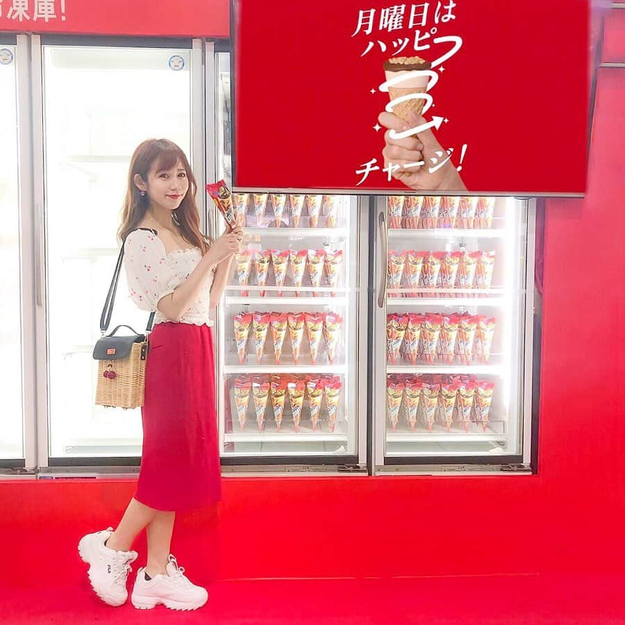 tomomi ❤︎ よしはしともみ ❤︎さんのインスタグラム写真 - (tomomi ❤︎ よしはしともみ ❤︎Instagram)「. . 品川駅構内で面白いイベントやってた〜🍉💕 . ジャイアントコーンのオブジェとかだけあって 帰りがけとかにちらちら見かけてたんだけど（笑） クローズしててなんだろうなーっておもってたら 今日遂に冷凍庫が開いて ジャイアントコーンのアイスが貰えたの〜🍰 今日だけ限定みたいだよ！！！ 公式のTwitterをフォローとリツイートするだけで ジャイアントコーンのアイスが貰えるの🥤💗 . ジャイアントコーン大好きだから嬉しい😍 あたしもふらっと立ち寄ってきたよ〜👙 . 今日はここに合わせて真っ赤なチェリー🍒コーデにしたっ💭 . #月曜日はジャイアントコーンでハッピーチャージ #月曜日しか開かない冷凍庫 #ハッピーチャージ #ジャイアントコーン #月曜日 #JR品川駅 #品川駅 #冷凍庫 #アイス #スイーツ #グリコ #Glico_PR」7月1日 16時06分 - tomomi_yoshihashi