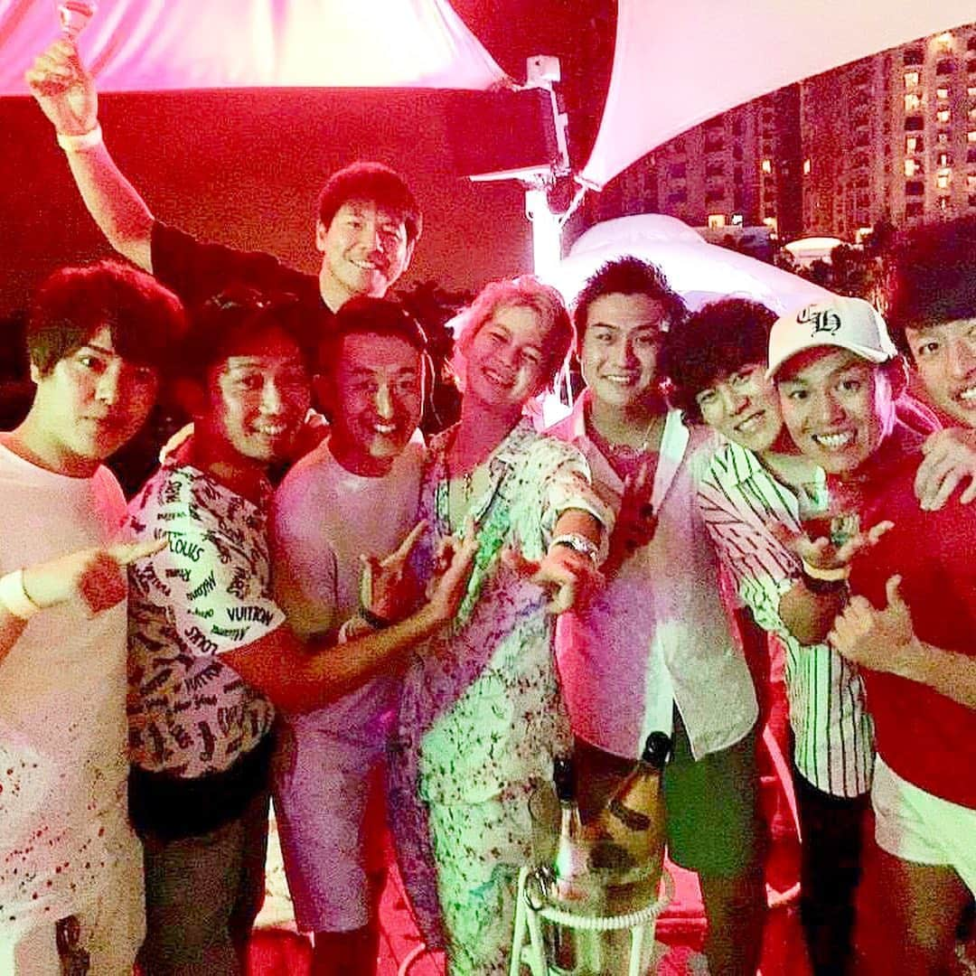 春木開さんのインスタグラム写真 - (春木開Instagram)「🏖セブ島BD Party🏖﻿ ﻿ セブ島にしっかり足跡と﻿ 皆の最高の笑顔を残してきた🔥﻿ 皆様楽しんでもらえましたか？！ ﻿ 自分の'やりたいこと'より﻿ 経済的に'やれること'しか﻿ 選択肢がなかった青年時代に﻿ 自分の'やりたいこと'で﻿ 海外でこれだけ多くの人に﻿ 誕生日を祝っていただける未来なんて﻿ 想像もしてなかった。﻿ ﻿ キラキラした自分の﻿ インスタのフィルターを通して﻿ 「辛かったことありますか？」﻿ 「貧しかったことありますか？」﻿ ﻿ と良く訊かれるが﻿ 正直辛いことの方が﻿ 多い人生を生きてきた﻿ でも﻿ その一瞬一瞬辛くとも振り返れば﻿ 挑戦してよかったと思える事だけが﻿ 自分の人生を少しずつ変えてきた﻿ ﻿ 生まれの貧しさが﻿ 自分の未来を決めれなかったように﻿ 産まれた場所・育った環境は関係ない。﻿ 本気で物事に打ち込んだらこんなでっかいところまで夢はつながっていくって感じた。﻿ ﻿ これからも﻿ 誰もしたことがないような圧倒的世界観に挑戦していくので時として皆に無茶振りすることも多いと思いますが暖かく受け止めてやってください❤️🤩﻿ ﻿本当に皆様ありがとうございました🥺 ﻿ p.s﻿ そして﻿ 誕生日は両親に改めて感謝。﻿ 貴女の息子は﻿ 貴女の想像を超えるくらい﻿ 不安や心配をかけてきましたが﻿ 貴女の想像を超えるくらい﻿ 今多くの人に愛されています。﻿ 産まれ変わっても'春木開'で産まれ﻿ 産まれ変わってももう一度﻿ 出会いたい素敵な'仲間'との日々を過ごせれて幸せです。命を授けてくれてありがとう👶﻿ ﻿ ﻿#セブ島 #生誕祭 #happybirthday #birthdayparty  #whiteparty #guest  #arcimunoz  #175R #ripslyme  #supecialthanks」7月1日 16時17分 - haruki.kai