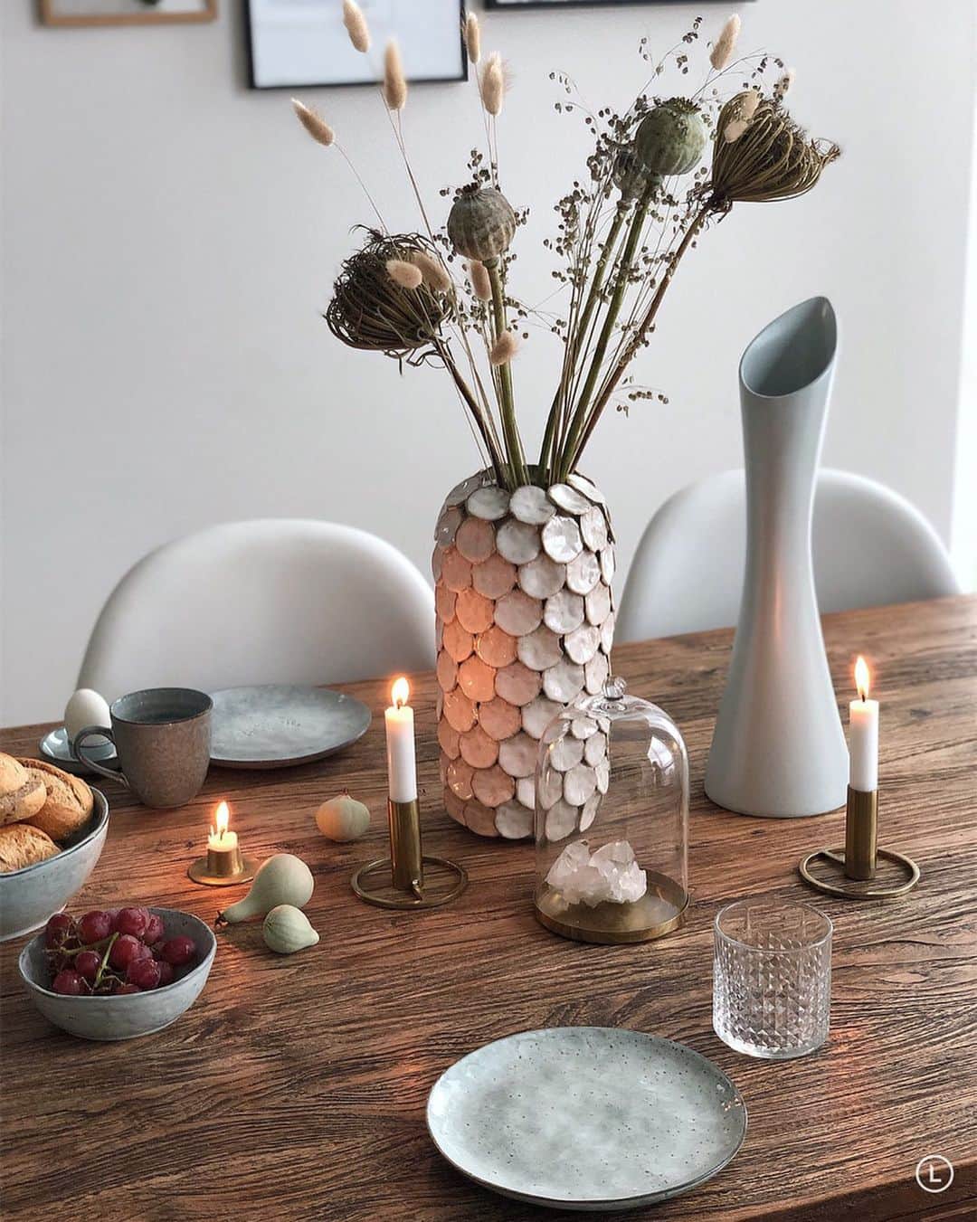 のインスタグラム：「annonse| Hei mandag 🌿 Igår var det mini som dekket bordet til søndagsfrokosten, og her synes jeg faktisk at ‘det enkle ofte kan være det beste’ treffer veldig! Han ønsket selvfølgelig blå fat, og da passet desse fra @multitrend perfekt 👌🏼 Og jeg synes resultatet ble ganske så bra! Selv uten noe form for «dill». Hva synes du? Med ønske om en fin ukestart til alle der ute 🌿 Her regner vi snart vekk, så kontordag passer veldig bra idag! . . . #kjøkken #spisebord #spiseplass #dining #diningroom #diningtable #tabledecor #table #tablesetting #borddekking #frokost #frokostbord #interiør #interiors #interior_and_living #flowers #blomster #multitrend #housedoctordk」