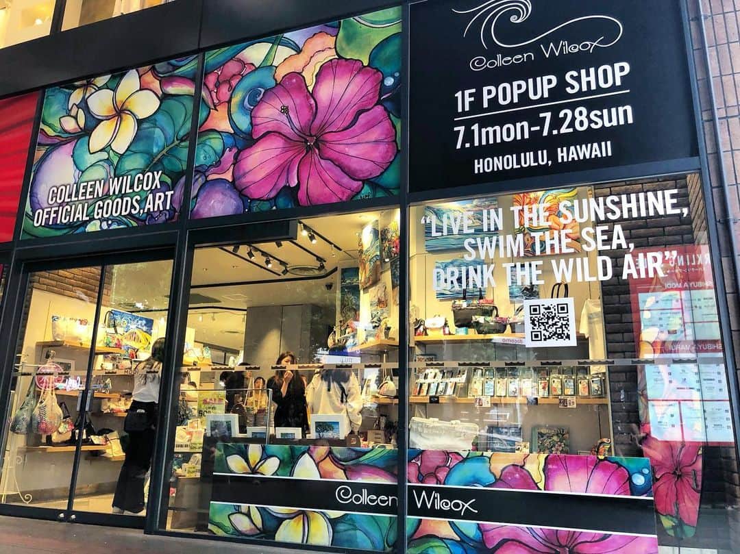 のインスタグラム：「🌺 本日より渋谷モディ1Fにて Colleen Wilcox POP UP SHOPが🆕OPEN😍✨ ・ 7/1 mon - 7/28 sunまでの期間限定開催です😊‼︎ ・ 目印はなんと言っても大人気アートの #paradise が渋谷モディ入り口に💜 ・ ・ さらに期間中2,500円(+tax)以上お買い上げの方にオリジナルステッカーも差し上げます！ ・ 皆さまのご来店をお待ちしております😊🌈 @colleenwilcoxart  @colleenwilcoxgallery_jp ・ 【access】 Colleen Wilcox POP UP store 渋谷モディ1F  11:00〜21:00 ・ ・ ・ #newopen#surfart#surf#beach#sea#nature#gallery#art#painting#instagood#instagram#colleenwilcox#hawaii#aloha#渋谷#渋谷区#マルイ#渋谷モディ#アート#サーフ#ハワイ#アロハ#コリーンウィルコックス#ハワイアン雑貨」