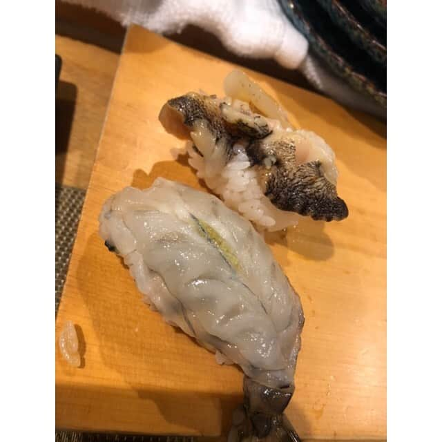 三島ゆかりさんのインスタグラム写真 - (三島ゆかりInstagram)「先日のお寿司屋さん🍣 2度目の訪問だったのですが、前回書かせて頂いたサインをお店に飾ってくださっていて嬉しかったです💖 しかしめちゃくちゃ美味しくて美味しくて😍 私は食べ物の中で生牡蠣が1番好きなんですが、お刺身の赤貝も、握りのつぶ貝も煮蛤も絶品でしたね👏✨ そして日本酒が合う合う❤️🍶 日本に生まれて良かったと思える瞬間でした😍👍 #japan #japanese #sushi #sake #japanesegirl #oyster #love #鮨きよ原 #寿司 #大好き #肉より魚派 #魚介類の中で #貝類が好き #貝類の中で #牡蠣 #牡蠣料理の中で #生牡蠣が一番 #最高 #日本酒 #くいっと #日本に生まれて良かった #三島ゆかり #ゆかりんごチャンネル #ゆかりんごgames #サイン色紙 #是非見に行ってみてください #絶品 #美味しい #followｍe」7月1日 21時51分 - apple340