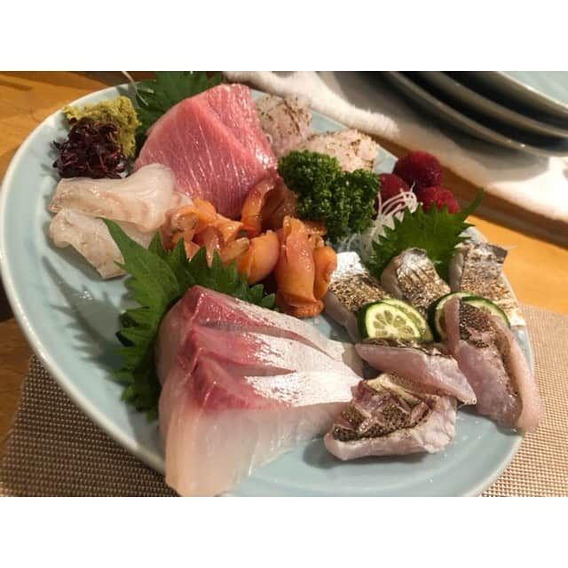 三島ゆかりさんのインスタグラム写真 - (三島ゆかりInstagram)「先日のお寿司屋さん🍣 2度目の訪問だったのですが、前回書かせて頂いたサインをお店に飾ってくださっていて嬉しかったです💖 しかしめちゃくちゃ美味しくて美味しくて😍 私は食べ物の中で生牡蠣が1番好きなんですが、お刺身の赤貝も、握りのつぶ貝も煮蛤も絶品でしたね👏✨ そして日本酒が合う合う❤️🍶 日本に生まれて良かったと思える瞬間でした😍👍 #japan #japanese #sushi #sake #japanesegirl #oyster #love #鮨きよ原 #寿司 #大好き #肉より魚派 #魚介類の中で #貝類が好き #貝類の中で #牡蠣 #牡蠣料理の中で #生牡蠣が一番 #最高 #日本酒 #くいっと #日本に生まれて良かった #三島ゆかり #ゆかりんごチャンネル #ゆかりんごgames #サイン色紙 #是非見に行ってみてください #絶品 #美味しい #followｍe」7月1日 21時51分 - apple340