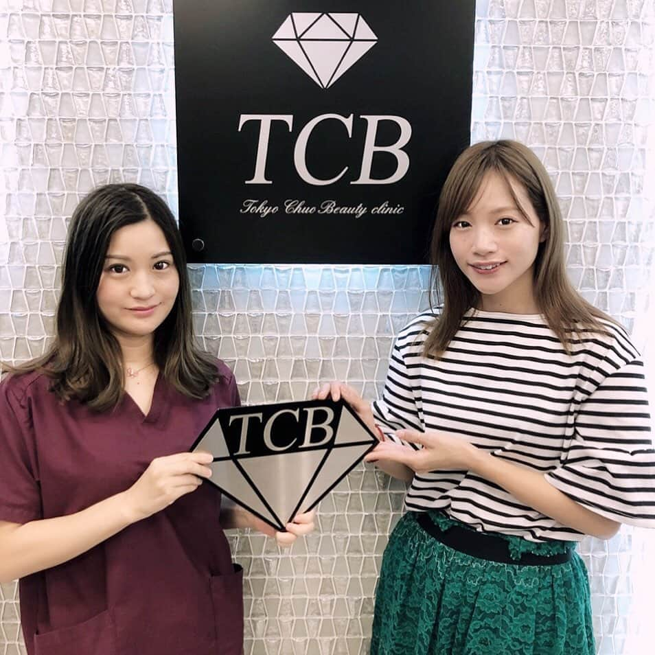 古田ちさこさんのインスタグラム写真 - (古田ちさこInstagram)「💎 東京中央美容外科中野院へ行ってきました💓 お肌のメンテナンスで頰にソノクイーン(ハイフ)をあててもらったの✨ 施術していただいた富田 @tcbtomita 先生♩ 正直顔が小さくてとっても可愛くて最初は緊張してしまったのですが優しく頼りになる先生でした☺️ ・ ハイフは強力な超音波を肌に流すことで美肌やアンチエイジング効果をもたらしてくれるメニューです🌟 仕事を詰めすぎて疲れている時の顔が本当に老けこんでいて悲しいので気になっていました…🙉💥 一度でもフェイスラインのすっきり具合を感じられていたのですが、これからしばらくは日を追うごとに効果が出てくるそうです🤩 とっても楽しみ♩✨✨ ・ #ソノクイーン #ハイフ #HIFU #リフトアップ #小顔先生 #TCB #東京中央美容外科 #中野 #小顔 #小顔効果  小顔なら #TCB東京中央美容外科」7月1日 21時52分 - chisakofuruta