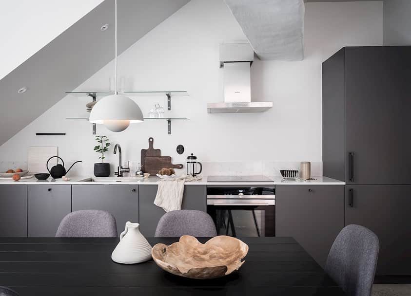 Bjurforsさんのインスタグラム写真 - (BjurforsInstagram)「Drömboende mitt i centrala Göteborg 💭 Smålandsgatan 3E • Fotograf: @fotografalencordic • Stylist: @bon.interior  #bjurfors #bjurfors_goteborg #mäklaresandrastals #apartment #interiordesign #gothenburg #kitchen」7月1日 21時54分 - bjurforsgoteborgcity