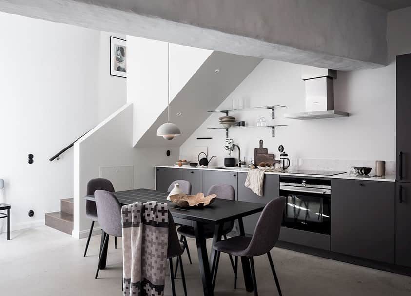 Bjurforsさんのインスタグラム写真 - (BjurforsInstagram)「Drömboende mitt i centrala Göteborg 💭 Smålandsgatan 3E • Fotograf: @fotografalencordic • Stylist: @bon.interior  #bjurfors #bjurfors_goteborg #mäklaresandrastals #apartment #interiordesign #gothenburg #kitchen」7月1日 21時54分 - bjurforsgoteborgcity