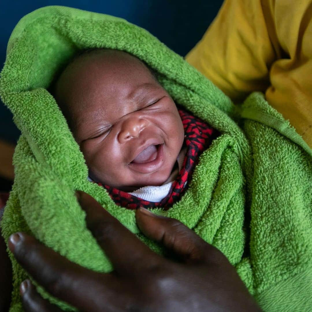 unicefさんのインスタグラム写真 - (unicefInstagram)「This happy baby was just born in a UNICEF-supported health facility in Uganda with brand new handwashing stations and toilets. We're working tirelessly to provide water and sanitation services to give a healthy start #ForEveryChild. 💦🚽👶 @unicefuganda © UNICEF/UN0306422/Abdul」7月1日 21時55分 - unicef