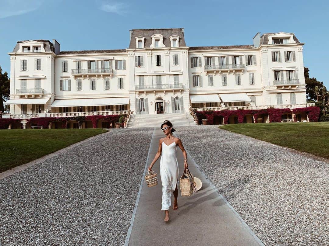 ダニジョーのインスタグラム：「What you’ve all been waiting for! Walk down the aisle in our NEW #bridal slip 👰🏻 ✨」