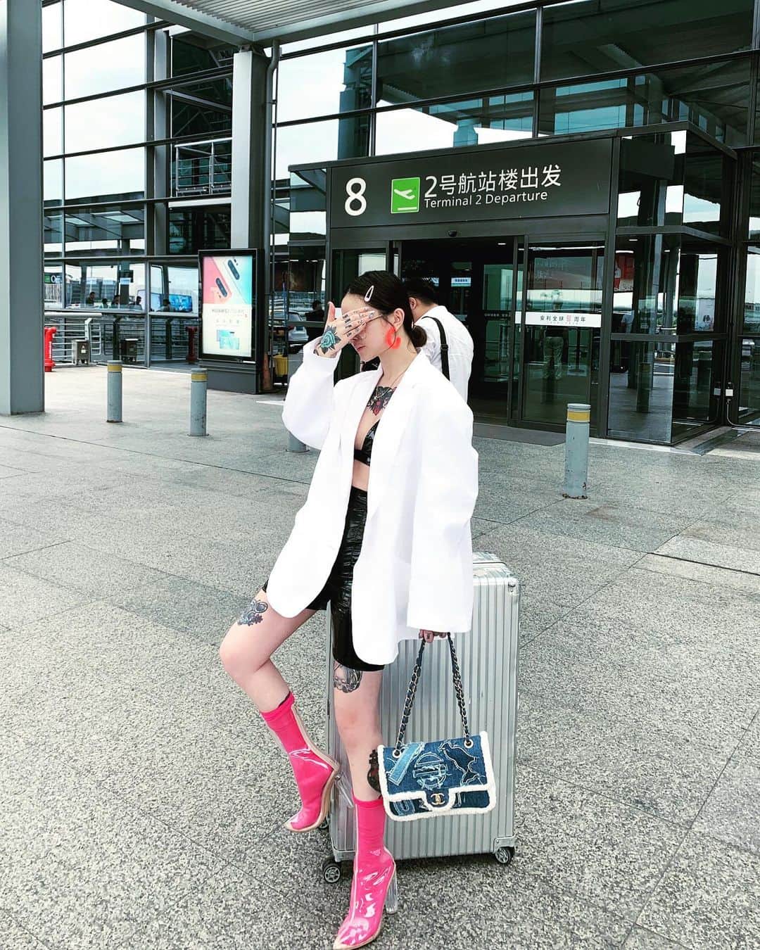 Abby Chenのインスタグラム：「Shenzhen✈️ Back in 10days !! 最害怕去潮濕的地方了 腫成🐷」