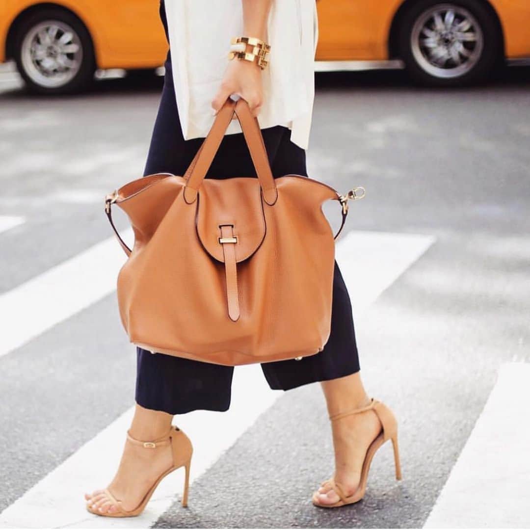 メリメロさんのインスタグラム写真 - (メリメロInstagram)「If you love Thela Bag Tan you will absolutely adore Thela Mini Tan, same color, smaller size. Get your chance to win it joining our photo contest! Link in Bio 🥇📸 #photocontest #melimelobags #fashion #londonbrand #handbags」7月1日 16時31分 - melimelobags