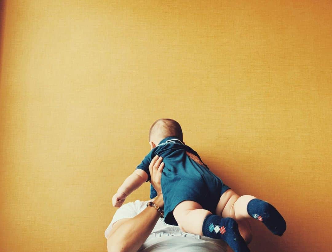 薗田杏奈さんのインスタグラム写真 - (薗田杏奈Instagram)「最近ハマっている 飛行機ブーーン✈︎✈︎✈︎ ⠀ パパとずっと遊べる時間ってやっぱり貴重☺️💕 休日はとことんパパに抱きしめてもらって 遊び方もパパだからこそ出来る事を 存分にしてもらうTORAw ⠀ ⠀ この隙に ⠀ 私は ⠀ 食べる。w ⠀ #Baby#mylove#TORAくん #生後6ヶ月 #赤ちゃん#男の子 #成長記録#育児記録」7月1日 16時33分 - love.byanna