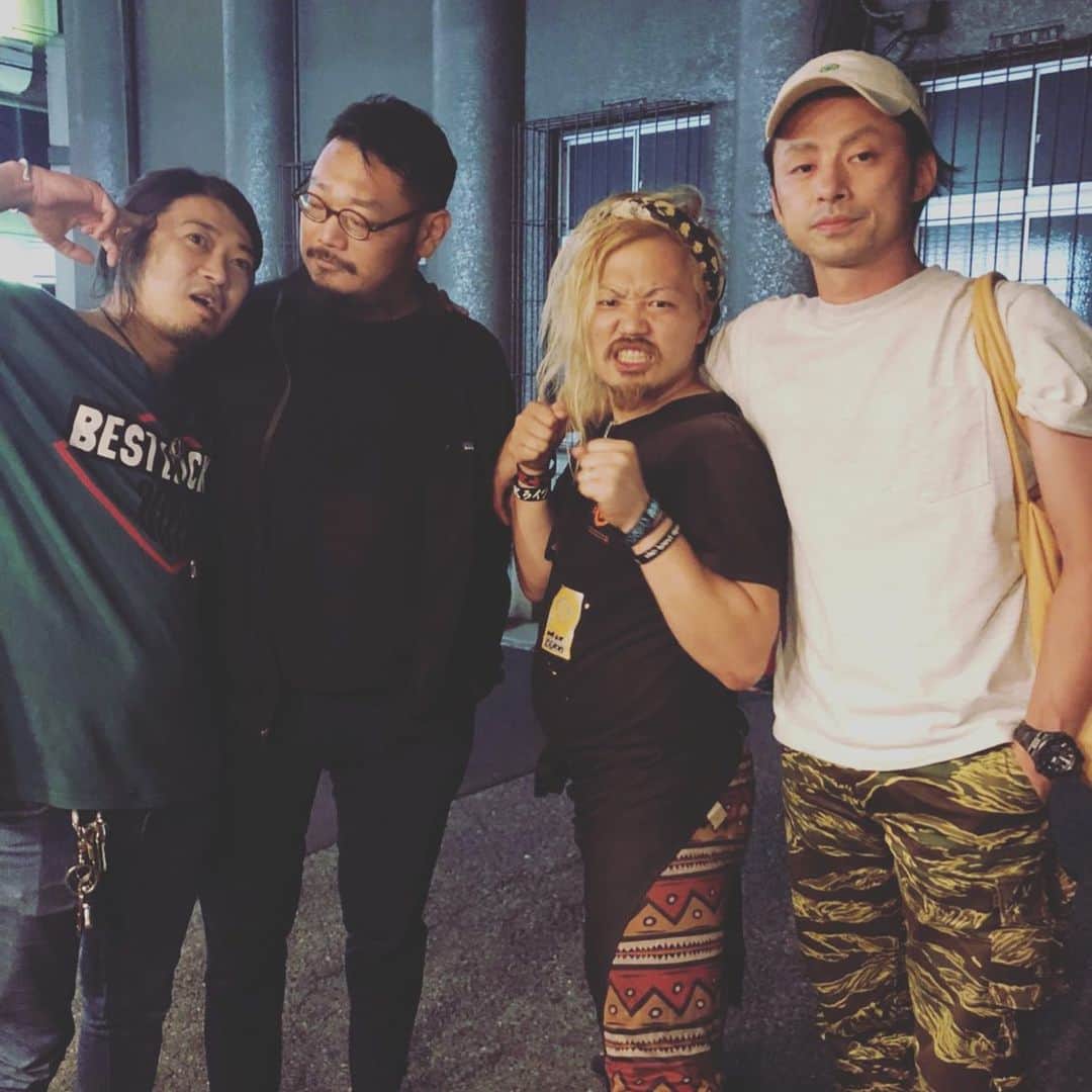 どんがめ三宮総本店のインスタグラム：「まいどー！！！ どんがめ三宮総本店です！ . さて、写真はこの前大盛況に 終わりました、 どんがめROCKフェス2019での the band apart 川崎さんと原さん 太陽と虎 風次さん どんがめMG 若林の 4ショット。 . 夢のような時間を過ごさせて いただき、最高でしたね。ほんとに。 . かっこよすぎる。 . って、ことでまだまだ 余韻に浸りながら今日から 7月！ 今月もどんがめ盛り上がって いきますので、 みなさん、おこしやす！ . #kobe#三宮#大衆酒場#安い#うまい#どんがめ#ハッピーアワー#生ビール#19時まで#190円#駅近#雰囲気は魔法#dongame#赤字覚悟#お客様の喜ぶ顔が見たい#ただそれだけ#24時半まで営業#延長要相談#気まぐれクーポン#たまにやります#フォロー#まってます」