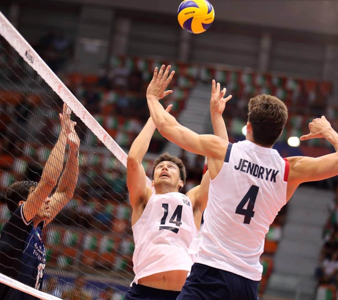 USA Volleyballさんのインスタグラム写真 - (USA VolleyballInstagram)「The U.S. Men 🇺🇲 swept Iran 🇮🇷 on Sunday in the final match of the preliminary round of the #VNL. --- Next stop: the Finals on July 10-14 in Chicago!」7月1日 16時48分 - usavolleyball