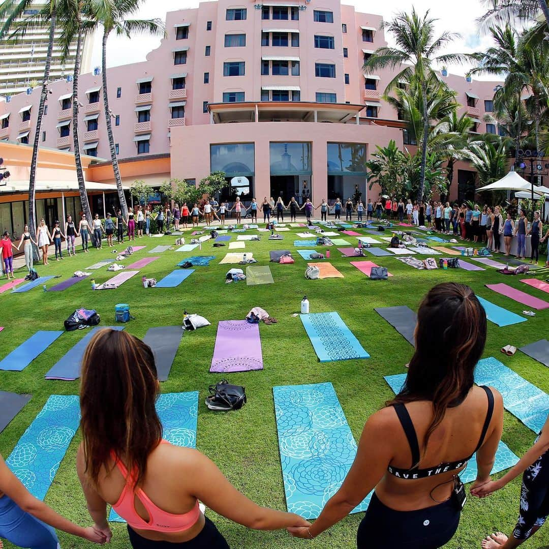 ロキシーさんのインスタグラム写真 - (ロキシーInstagram)「What a day! Mahalo to all the incredible women that joined us at our #MakeWavesMoveMountains Waikiki event 🙌」7月1日 16時49分 - roxy