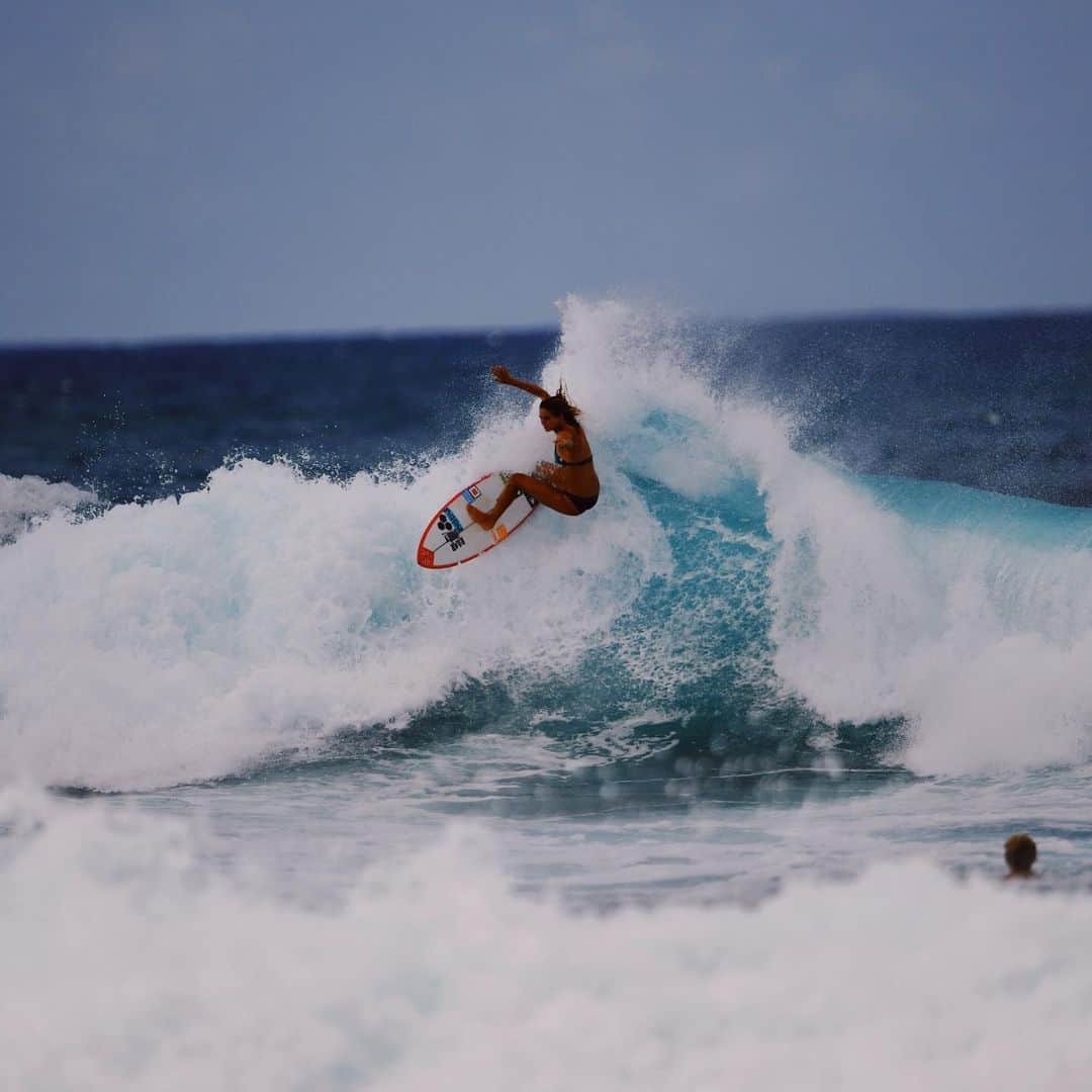 ブリアナ・コープさんのインスタグラム写真 - (ブリアナ・コープInstagram)「Summer swells are back 😄⚡️☀️ such a fun weekend of waves ☺️ thank you @ohifoodco for fueling me and keeping me from getting hangry after long days in the water 😋🤣 @ohifoodco  pc: @garypeters3551」7月1日 16時49分 - briannacope