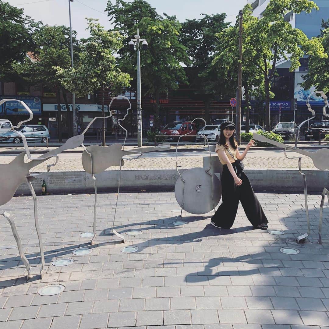 遠乃歌波さんのインスタグラム写真 - (遠乃歌波Instagram)「ハンブルクで小鳩とお散歩した時の( ´∀｀)💕 「ビートルズ広場へ連れてって(｀･ω･´)」と言って連れていってもらいました✨ いつもナビ鳩ありがとうなの！  #bandmaid #beatles #Hamburg #japaneserock」7月1日 16時49分 - kanami_bandmaid
