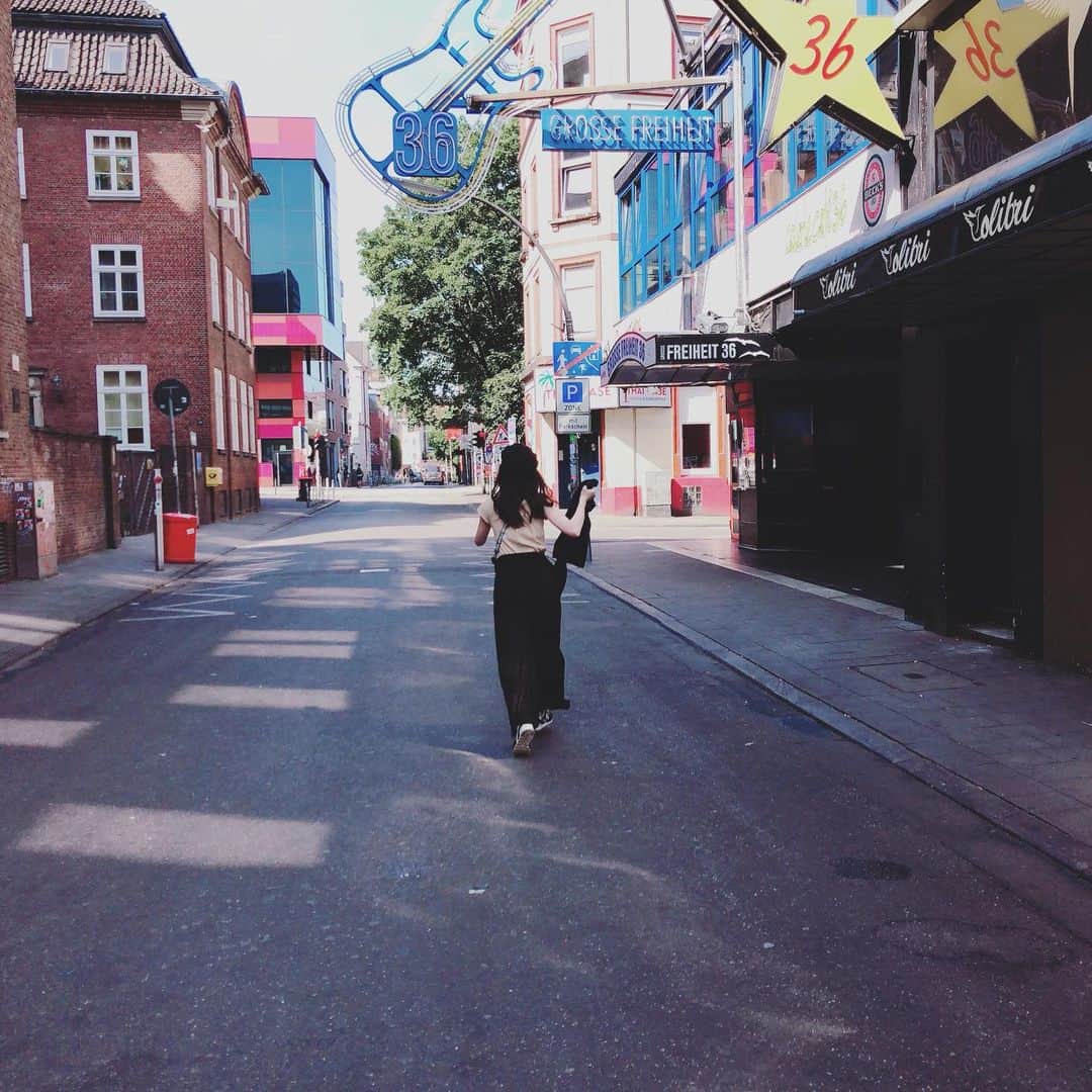 遠乃歌波さんのインスタグラム写真 - (遠乃歌波Instagram)「ハンブルクで小鳩とお散歩した時の( ´∀｀)💕 「ビートルズ広場へ連れてって(｀･ω･´)」と言って連れていってもらいました✨ いつもナビ鳩ありがとうなの！  #bandmaid #beatles #Hamburg #japaneserock」7月1日 16時49分 - kanami_bandmaid