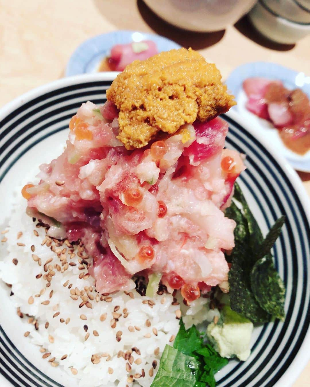 辻やすこさんのインスタグラム写真 - (辻やすこInstagram)「Wow wow yeeeess🍣  Kaisen Don ! Bowl of rice topped with SASHIMI  美味しかー美味しかぁー🦐🦑 最高刺し身💕💕 #刺し身 #海鮮丼 #海鮮丼🐟 #つじ半 #最高 #いくら #まぐろ #うに #海の幸 #bowl #sashimi #seafood #tokyo #kaisen #kaisendon #tasty #おいしい #幸せ #グルメ #グルメ好き #グルメ巡り #グルメ女子」7月1日 16時55分 - yasupytsuji