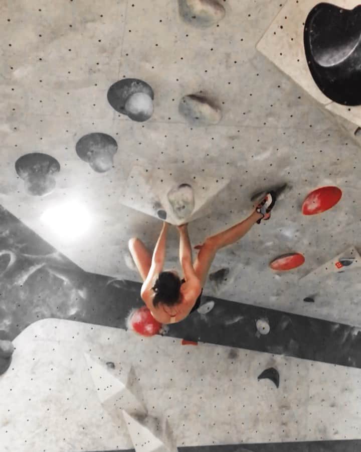 松島エミのインスタグラム：「Already in love with my new @lasportivagram shoesies 🐒 #climbing #bouldering #ボルダリング」