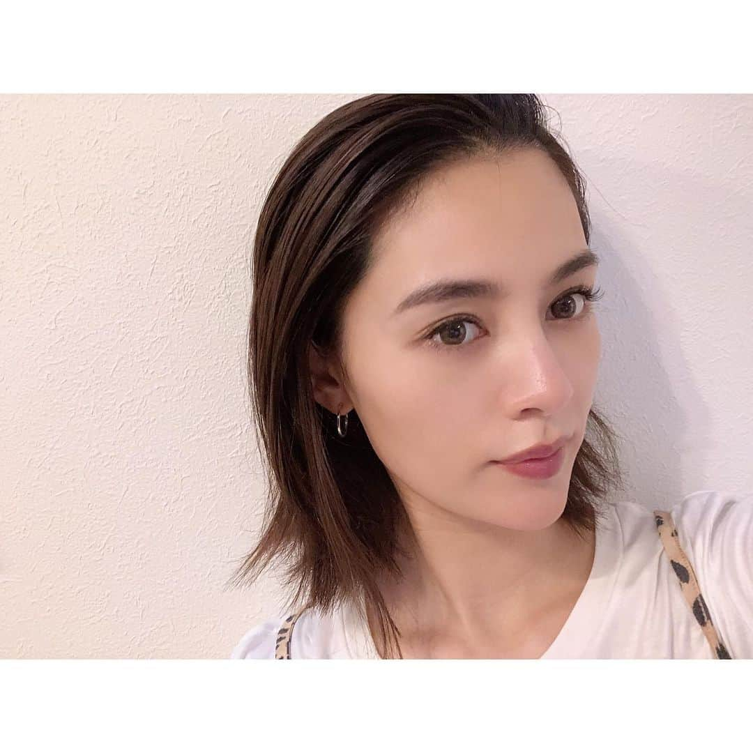 渡辺知夏子さんのインスタグラム写真 - (渡辺知夏子Instagram)「☔続きですね。。。 湿気がすごいと、メイクのヨレが気になりませんか？ 肌感はツヤを考えると逆に生かせる湿気··· だけど、ナチュラルメイクでも眉毛だけはキメたい私です✋🏻 · · 眉毛はパウダーで書いたあと、眉尻と キワを書き足し眉ティントでなぞってます！湿気やちょっとの雨でも安心です✨ 3枚目の髪下ろしてるのが眉パウダーで描いたビフォー、 髪まとめてるのが、眉ティントで書き足したアフター です( •̑‧̮•̑ ) · · #makeup #眉毛メイク #梅雨メイク  #眉ティント #自前メイク #ナチュラルメイク  #美容情報  #まつ毛エクステ #glamorous  #beautyaddict」7月1日 16時56分 - chikako_724