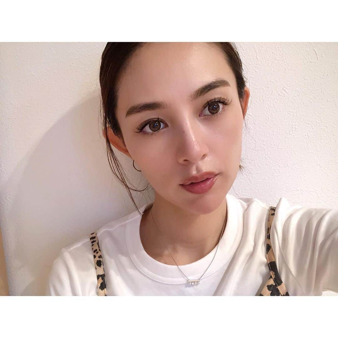 渡辺知夏子さんのインスタグラム写真 - (渡辺知夏子Instagram)「☔続きですね。。。 湿気がすごいと、メイクのヨレが気になりませんか？ 肌感はツヤを考えると逆に生かせる湿気··· だけど、ナチュラルメイクでも眉毛だけはキメたい私です✋🏻 · · 眉毛はパウダーで書いたあと、眉尻と キワを書き足し眉ティントでなぞってます！湿気やちょっとの雨でも安心です✨ 3枚目の髪下ろしてるのが眉パウダーで描いたビフォー、 髪まとめてるのが、眉ティントで書き足したアフター です( •̑‧̮•̑ ) · · #makeup #眉毛メイク #梅雨メイク  #眉ティント #自前メイク #ナチュラルメイク  #美容情報  #まつ毛エクステ #glamorous  #beautyaddict」7月1日 16時56分 - chikako_724