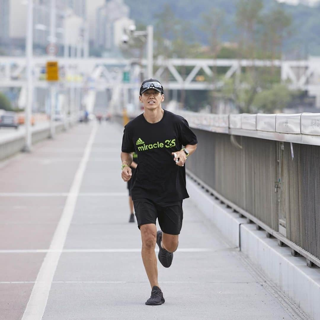 ジヌションさんのインスタグラム写真 - (ジヌションInstagram)「🏃‍♂️ 마감됐습니다. 달리기 좋아하는 분들 모이세요!!! 선착순 100명 모집! 이번에도 프레시코드에서 맛있는 샐러드를 준비해주기로 했습니다. 재미있게 뛰고 건강한 먹거리 샐러드 먹기^^ 파워에이드와 물도 준비 완료 2019년 7번째 기부런 2019년 7월6일 토요일 오전 8시 한남나들목 한강고수부지에서 5km ,7km 러닝 함께 뛰고 1만원 기부하는 fun 기부, 기부런 MIRACLE365 정기런 입니다. 참가비는 국내 최초 루게릭요양병원건립을 위해 기부됩니다. (성인만 신청 가능합니다) _ 국민은행  609537-04-002016 예금주:승일희망재단 www.sihope.or.kr @sihope1004  장소:한남나들목 고수부지 농구코트 옆(한남역에서 도보3분거리) 시간:2019년 7월6일 토요일 8:00AM  입금하신분들은 댓글에 이름하고 2번째 사진에서 본인이 원하는 프레시코드 샐러드 선택해서 번호 같이 남겨주시면 신청 완료됩니다. 몸도 마음도 건강하게 주말을 함께 시작합니다! #희망의끈을이어갑니다  #miracle365 #미라클365 #승일희망재단 #루게릭요양병원건립 #프레시코드 #파워에이드 #코카콜라 #freshcode #powerade #cocacola」7月1日 16時56分 - jinusean3000