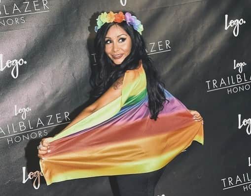 ニコール・ ポリッツィのインスタグラム：「Huge fomo missing the #pride parade! I love you all!! #loveislove ❤️🧡💛💚💙💜」
