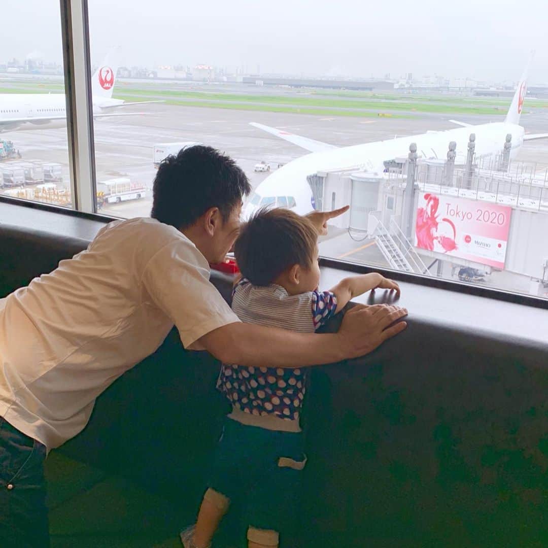 桜井未来さんのインスタグラム写真 - (桜井未来Instagram)「さて、出発ー✈️ 東京2020の飛行機発見✈️✨ ・ ・ ・  #飛行機 #飛行機好き #飛行機好きな人と繋がりたい #飛行機のある風景 #飛行機倶楽部 #ママ #baby #ママ友募集 #赤ちゃんのいる生活 #ママサークル #ママイベント #ママ会 #都内ママ #ベビスタグラム #mamagirl #ベビフル #コドモダカラ #コドモノ #ママリ #親バカ部 #新米ママ東京部」7月1日 17時02分 - miki.sakurai0214