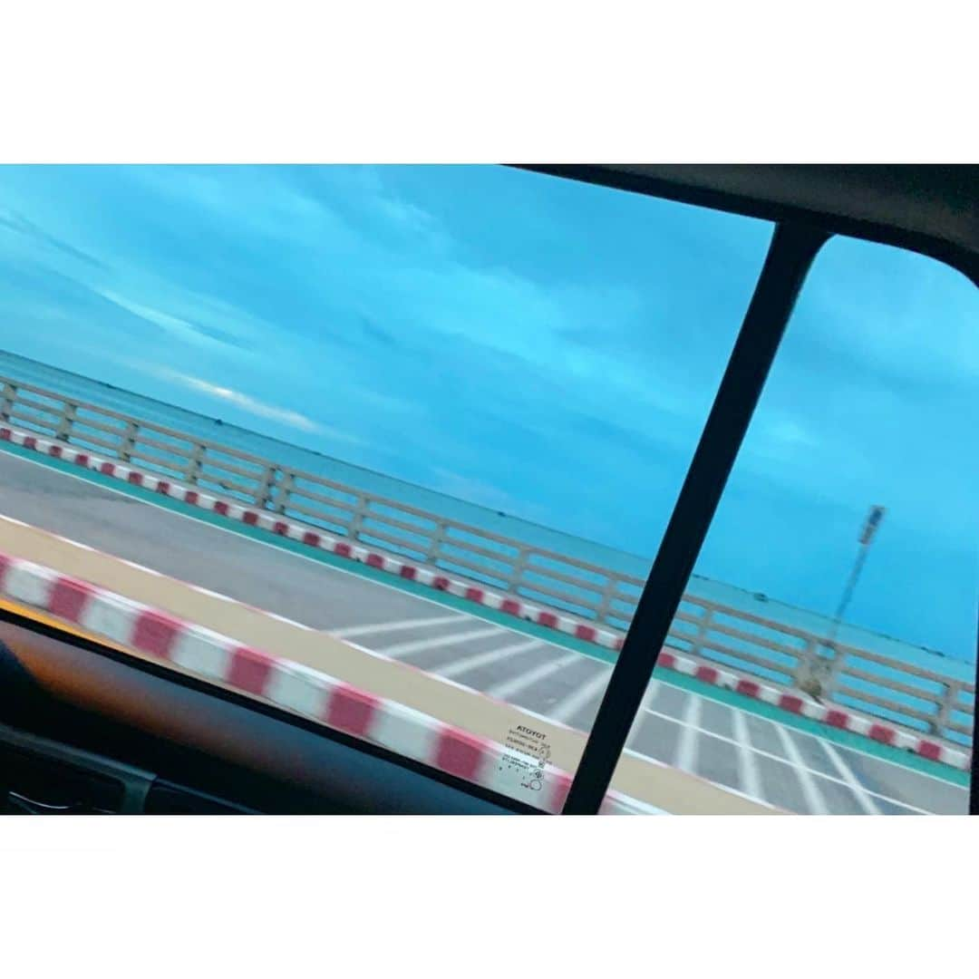 中村明花さんのインスタグラム写真 - (中村明花Instagram)「. バンコクから車で1時間ちょっとで行けるチョンブリと言う町まで夫のアウェーの試合を観に行ってきました☺︎ . 海沿いにある町で雰囲気がとっても良かったなぁ🐳 . 久しぶりパパに会えて嬉しそうだった娘(*´꒳`*) ですが、娘以上に完全にパパが嬉しそうでした♡ . 今日buriramに戻るはずが… 次の試合まで夫がburiramには戻らなくなっちゃったので、 とりあえず私と娘ももう少しバンコクを楽しむとします( ✌︎'ω')✌︎ . . #遊び場なう #今日も友達作って楽しそうにしています☺︎」7月1日 17時05分 - sayaka_nakamura3