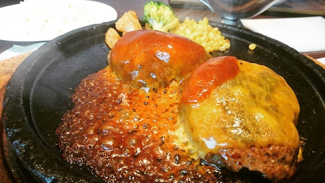 松本康太さんのインスタグラム写真 - (松本康太Instagram)「『チーズ石焼ハンバーグ』やっぱりハンバーグにはチェダーチーズがあうあう探検隊なのです♪「中野グリル」と言うお店(^-^)♪ #ハンバーグ #チーズハンバーグ #hamburger #チーズ石焼ハンバーグ #中野グリル #中野グルメ #レギュラー松本 #あるある探検隊 #チェダーチーズ」7月1日 17時08分 - aruarutankentai.matsumoto