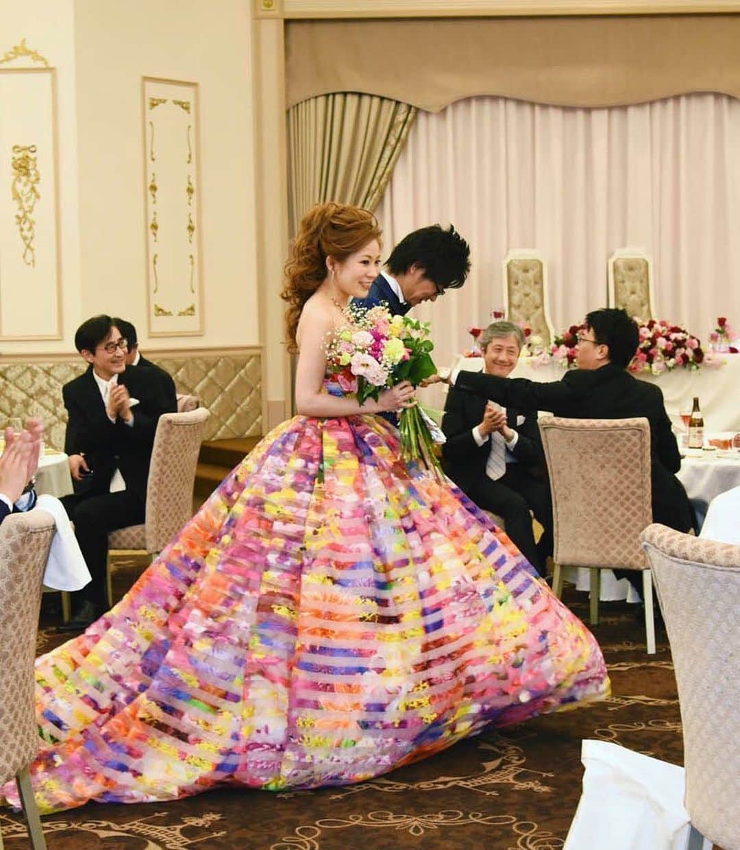 マリエカリヨン名古屋さんのインスタグラム写真 - (マリエカリヨン名古屋Instagram)「@marieecarillon . 華やかな衣裳がとてもお似合いの花嫁さま..♡* 華やかなコーディネートで 会場のゲストからもたくさんの拍手が送られます..♩* . ------------------ . ▼ブライダルフェアは インスタのTOPからご予約が出来ます⚐ ＞＞＞ @marieecarillon . @marieecarillonをフォローして #マリエカリヨン  #マリエカリヨン名古屋 のハッシュタグをつけて お写真を投稿してみてくださいね✳︎ . こちらの公式IG（@marieecarillon） で取り上げさせていただきます♡ . #dress #nagoya #wedding #weddingdress #weddingparty #ウェディングドレス #カラードレス #ウェディングレポ #チャペル #プレ花嫁 #ブライダルフェア #卒花 #披露宴 #結婚式準備 #日本中のプレ花嫁さんと繋がりたい #nagoya #結婚式 #結婚式場 #東海花嫁 #名古屋花嫁 #2020春婚 #2019夏婚 #2019秋婚 #2019冬婚 #花嫁コーデ #カラードレス #ニナミカドレス」7月1日 17時08分 - marieecarillon