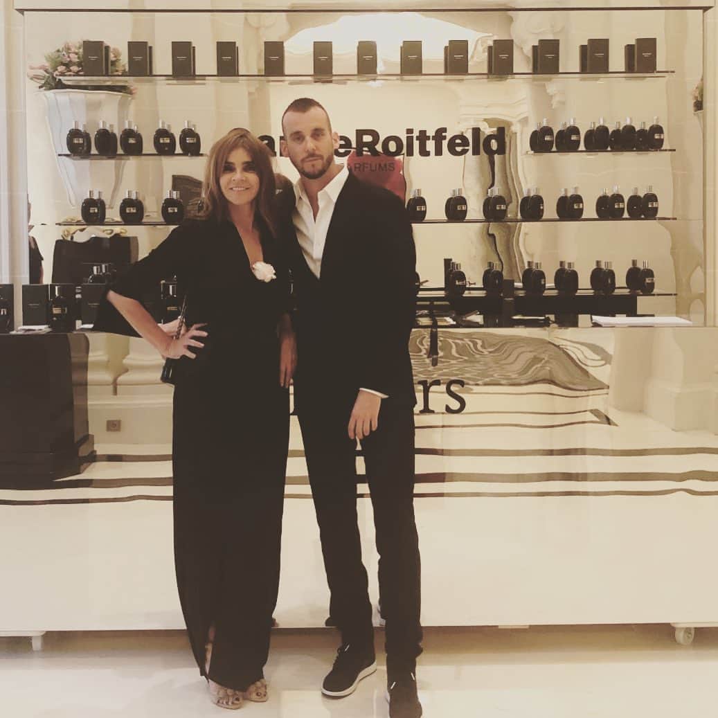 カリーヌ・ロワトフェルドのインスタグラム：「Perfumes Bar: 7Lovers 7Cities,🖤🖤🖤🖤🖤🖤🖤@peninsulaparis @carineroitfeldparis @vladimirrestoinroitfeld」