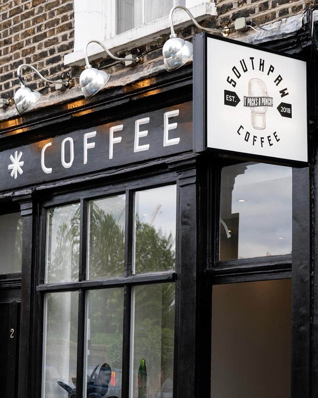 @LONDON | TAG #THISISLONDONさんのインスタグラム写真 - (@LONDON | TAG #THISISLONDONInstagram)「Morning #London it’s @robsonbarista at #CaledonianRoad based @southpawcoffeelondon ☕, a lovely neighbourhood #coffeeshop bringing all the vibes ✌🏻and serving @routescoffee with some pretty great #avocadotoast 🥑 to the #Islington locals. I loved the #coffee & will be back again soon!  Tag a friend below 👇🏻🙌🏻 // #londoncoffeeshops #londonreviewed #thisislondon #coffeeshopvibes」7月1日 17時12分 - london