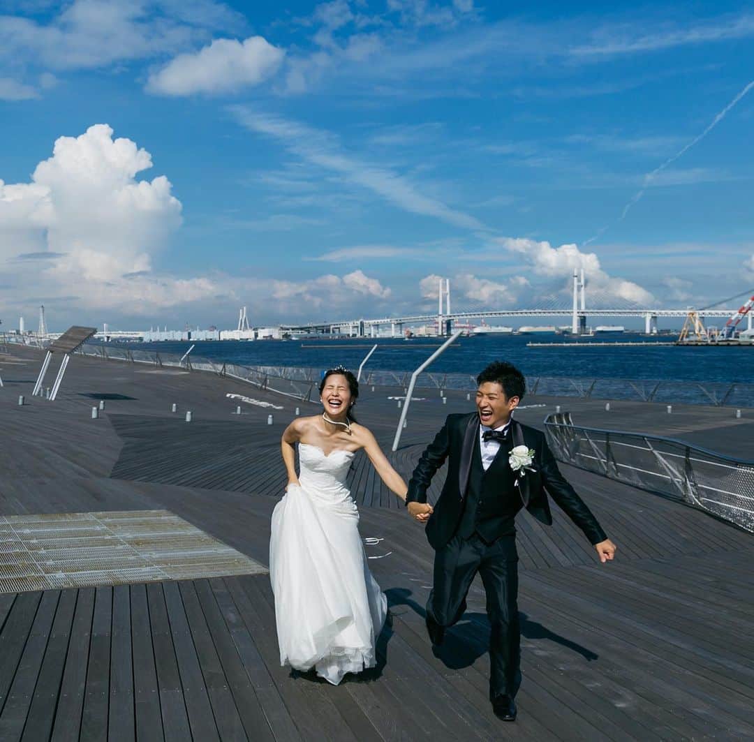 ラヴィ•ファクトリーさんのインスタグラム写真 - (ラヴィ•ファクトリーInstagram)「@laviefactory * 大桟橋の開放的なロケーションをバックに。 溢れ出す笑顔を太陽が照らし、 色褪せない思い出になりました。 —————— ラヴィファクトリー横浜: @yokohama_laviephotography Photographer:oritaka —————— @laviefactoryをフォローして #laviefactory #ラヴィファクトリー のハッシュタグをつけて お写真を投稿してみてくださいね✳︎ . こちらの公式IG（@laviefactory） で取り上げさせていただきます✨ #wedding#weddingphotography #ラヴィファクトリー  #laviefactory #photo#生きる写真#ハートのある写真 #instawedding#結婚写真#ウェディング #ウェディングフォト #撮影指示書#ロケーションフォト #前撮り#プレ花嫁 #結婚準備#写真好きな人と繋がりたい #フォトウェディング#卒花 #おしゃれ花嫁#前撮り#後撮り #ウェディングニュース #プラコレ」7月1日 17時15分 - laviefactory