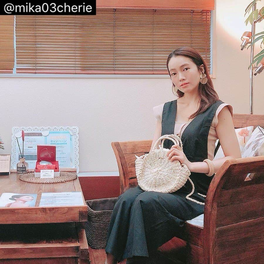 薬手名家さんのインスタグラム写真 - (薬手名家Instagram)「#repost with @mika03cherie 様❤️ . 5回目の小顔コルギを受けに、﻿ #薬手名家 銀座店へ♡﻿ ﻿ 写真は終わってスッキリしてるところ☺︎﻿ （2枚目は動画）﻿ 施術の後は、﻿ 即、鏡へ🏃‍♂️（笑）﻿ ﻿ ﻿ コルギの前には、﻿ 背中や腕、頭、首、デコルテ、顔なども﻿ オールハンドで﻿ 細かくしっかり流して管理してくれるので﻿ わたしにとってはかなり癒しの時間🤤✨﻿ スタッフの方が﻿ 皆さん、ものすごく優しくてそれもまた癒し♡﻿ ﻿ ﻿ 小顔ケアは、体ケアから！﻿ 体の毒素は次第に顔に上がってきて、﻿ 顔のくすみやむくみになってしまうそうです💦﻿ 美は一日にしてならず。 ですね！ ﻿ ﻿ ﻿ 毎回顔がキュッ引き締まって﻿ 上に上がって、﻿ 目もぱっちりするから﻿ ﻿ そのあとメイクをすると﻿ だれ？ってなります（笑）﻿ ﻿ ﻿ あと15回！本当に楽しみ--|🧡﻿ （でも終わってほしくもないけど🥺）﻿ ﻿ ﻿ ﻿ ﻿ ﻿﻿ ﻿﻿﻿ ﻿ ﻿ ﻿﻿ #薬手名家銀座店 #ヤクソンミョンガ ﻿﻿﻿ #コルギ #骨気 #小顔 #小顔効果 #小顔ケア ﻿ #美肌 #美肌ケア #コスメ  #エステ # #メイク💄﻿ #美肌になりたい #beauty #小顔骨気 #makeup  #model #ヘアカタ #ヘアスタイル #ミディアムヘア ﻿﻿﻿﻿﻿﻿﻿﻿﻿﻿﻿﻿﻿﻿﻿﻿﻿﻿﻿﻿﻿﻿﻿﻿﻿﻿﻿﻿﻿﻿﻿ ﻿ #スキンケア  #コーデ部  #メイク💄  #カフェ巡り #美容好き  #動画 #movie ﻿﻿﻿﻿#ニュアンスヘア ﻿﻿﻿﻿﻿﻿﻿﻿﻿ ﻿﻿﻿﻿﻿﻿﻿﻿﻿﻿﻿﻿﻿﻿﻿﻿﻿﻿﻿﻿﻿ ﻿﻿﻿﻿﻿﻿﻿ #シンプルコーデ」7月1日 17時16分 - yakson_japan