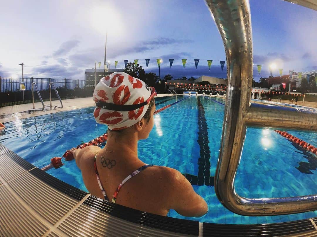 エミリー・シーボームのインスタグラム：「Kissing another weekend away  #kisses #kisscap #swimming #goldcoast #winter」
