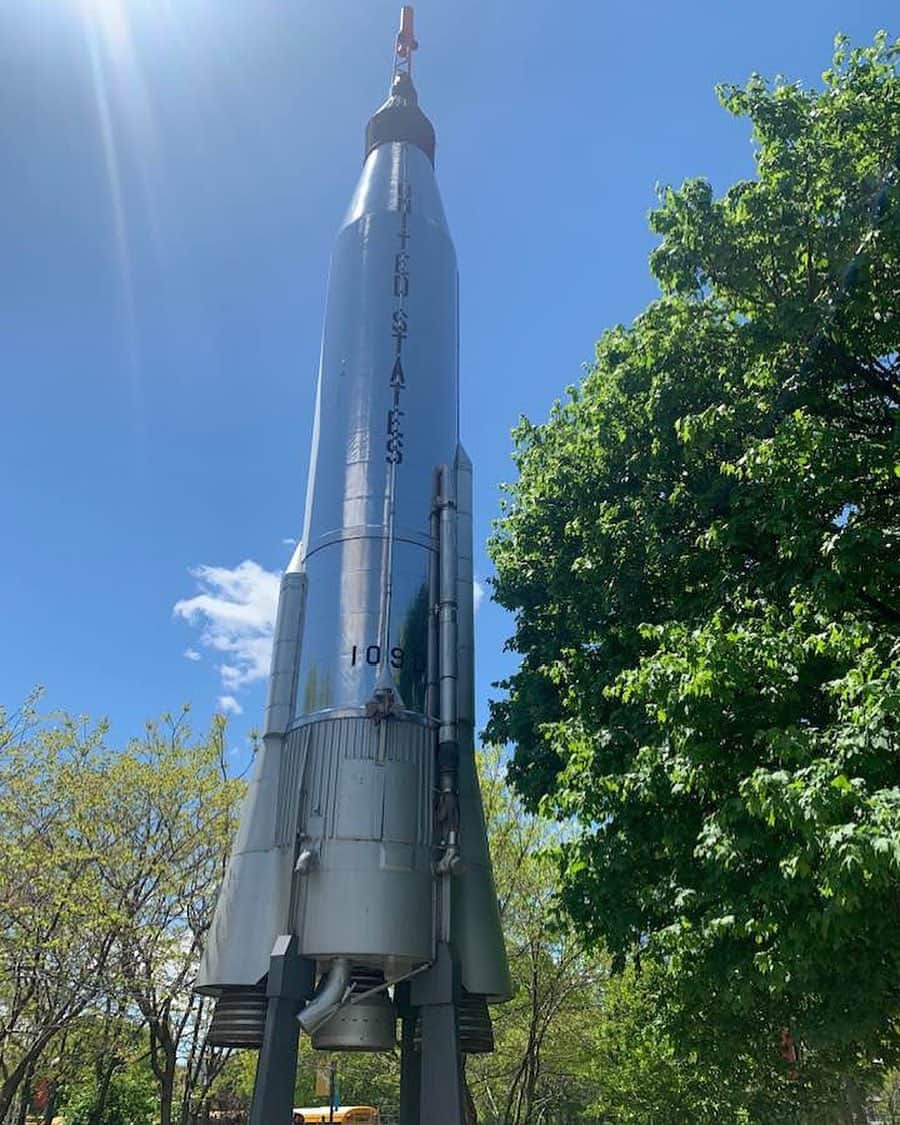 アメリカ大使館さんのインスタグラム写真 - (アメリカ大使館Instagram)「その名もロケットパーク🚀(Rocket Park) 🗽ニューヨーク・ホール・オブ・サイエンス(New York Hall of Science)があり、子供も楽しめるし、大人も子供に返そうな面白い公園です🛰🚀⛳️ #青空 バックに、#ロケット が輝いてる〜っ🚀 ちょっと見に行きたくなりますね〜😁 . #us #usa #america #eastcoast #newyork #queens #rocket #park #sky #blue #shining #tree #green #walk #studyabroad #livinginamerica #アメリカ #東海岸 #ニューヨーク #留学 #海外生活 #散歩 #旅行 #公園 #空 #健康的 #景色 #名物」7月1日 17時23分 - usembassytokyo