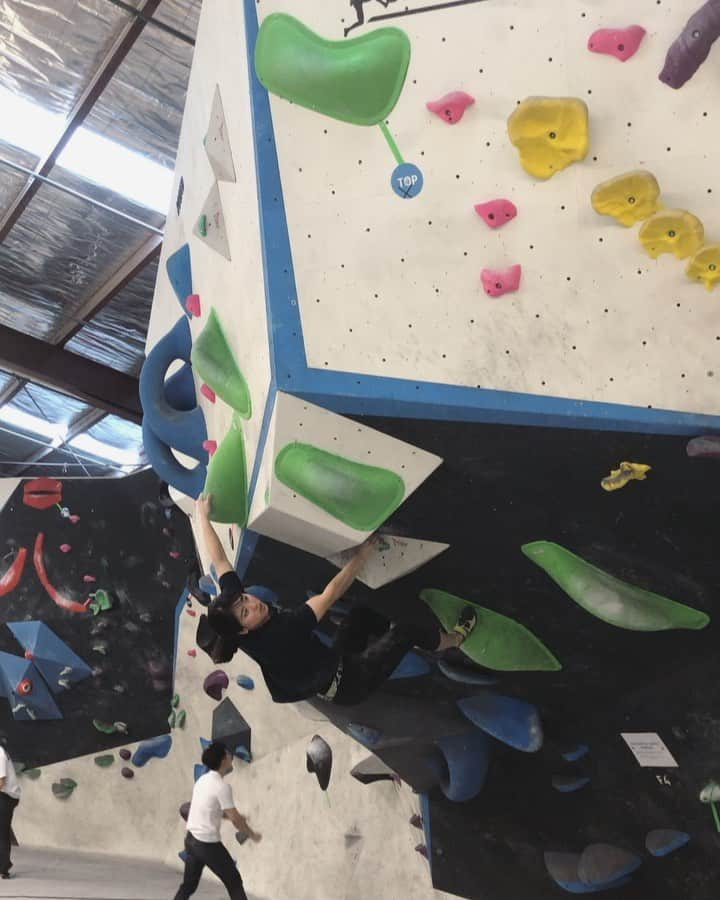 北脇順子のインスタグラム：「✅@urbanclimbcollingwood  Jump 🔝🕴💃 Atmosphere,boulder,style 🙆‍♀️ #bouldering #climbing #melbourne #4armstrong #heartbeatclothes」