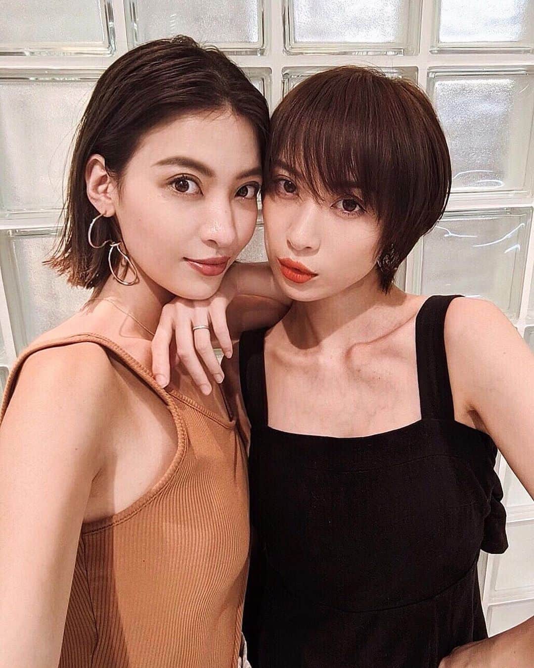 ソンイのインスタグラム：「孫双子姉妹🍒❤️ きょうちゃん @sonkyou1013 は2枚目の写真を投稿してたから別のもアップ💞 ６月は週２ペースで会ってたね🤣 最近のインスタ写真はほとんどお互いが写メラマン📸笑 そしてとても嬉しい事に、今度雑誌で孫姉妹の企画を頂きました🍒 あまり２人一緒のお仕事ってしてないから私たちも撮影と発売が楽しみだな🥰 #双子 #二卵性双生児 #twins #双子姉妹 #孫姉妹」
