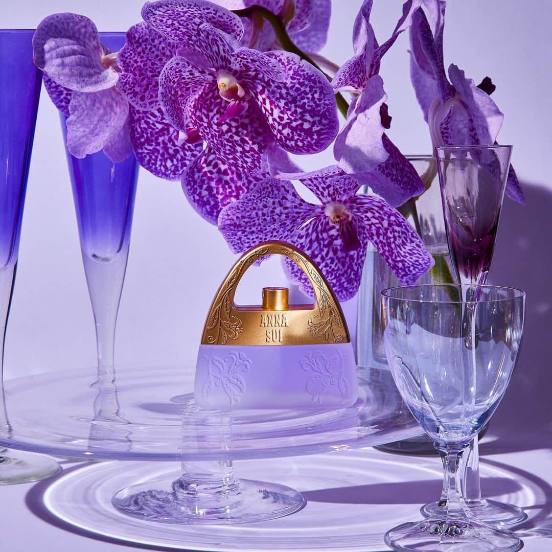 アナスイさんのインスタグラム写真 - (アナスイInstagram)「気品高く、みちてゆく パープルに秘められた甘美な香り 本日、7月1日（月）限定発売 💜  #スイドリームスインパープルオーデトワレ #annasuicosmetics #アナスイコスメティックス #annasui #アナスイ ﻿ #サマー#コレクション#発売 #スイドリームス #パープル #フレグランス #フローラル #香水 #フルーティ #バニラ #ラベンダー #fregrance #beauty #cosmetics #SuiDreams #summer」7月1日 17時36分 - annasuicosmetics