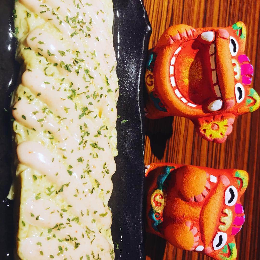 のインスタグラム：「🌺ハイサーイ🌺 ・ 焼くん場本日のおすすめ❣️ 鉄板だし巻きです😋 ・ おでん出汁たっぷりの!ふわっふわだし巻き玉子♡ ・ お味は→ノーマル、おろしポン酢、あおさ、紅生姜、明太マヨありまーす🤗 ・ 裏メニューでち〜ず入りも❤︎オーダー出来ますよ‼︎ 是非‼︎是非‼︎お待ちしてまーす😋  #天王寺グルメ #裏天王寺#おでん #鉄板焼き #沖縄料理#海ぶどう#飲み放題#天王寺居酒屋 #やくんば #シーサー」