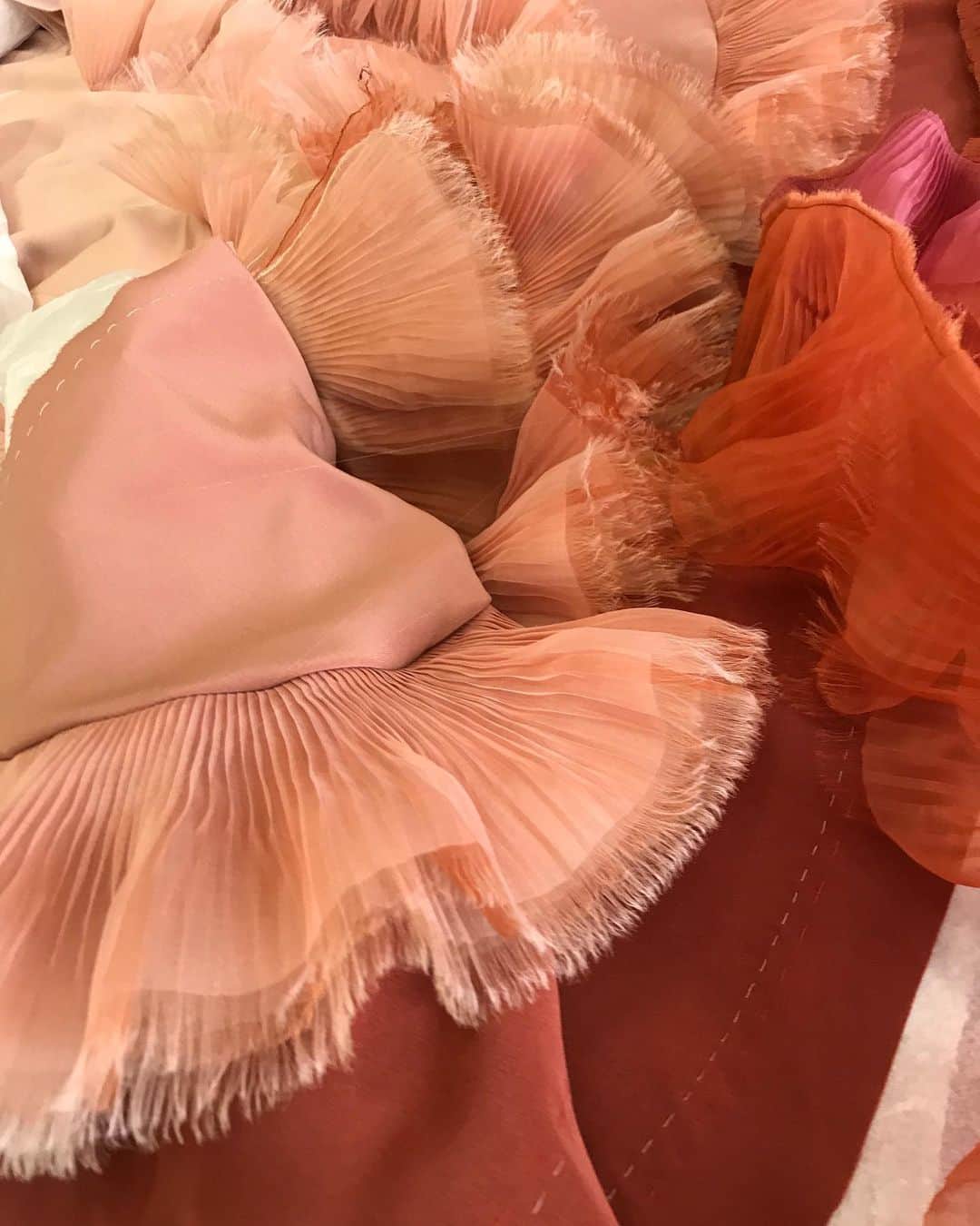 アレクシマビーユのインスタグラム：「Haute Couture J-1 @alexismabille #teasing #hautecouture #shades #flesh #cosmetics #plisse #ruffles #inprogress #alexismabille #alexismabillehautecouture #craftmanship #alamain #tradition #savoirfaire」