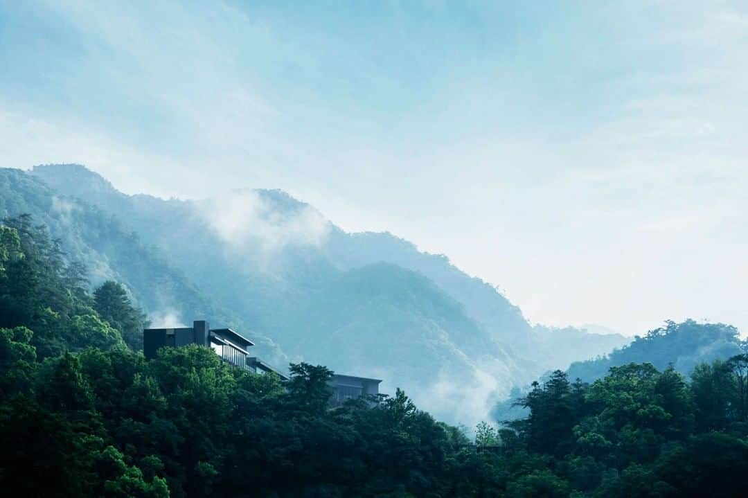 JALさんのインスタグラム写真 - (JALInstagram)「. Just two and a half hours from Taipei, experience the natural healing power of Guguan's hot springs at HOSHINOYA Guguan, nestled between misty mountains. #FreshAirJuly  台北から2時間半🧳 山々に囲まれた谷あいに佇むラグジュアリー温泉リゾート #星のやグーグァン が開業♨️ 自然と一体化した環境で、極上の癒しを🌲✨ . . 📍@hoshinoya.official Post your memories with #FlyJAL  #JapanAirlines #Taiwan #hoshinoyaguguan #taichung #hoshinoresorts #cityscape」7月1日 17時29分 - japanairlines_jal