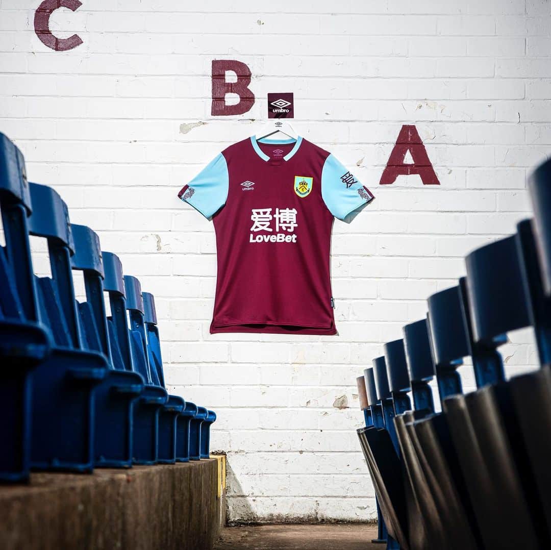 UMBROさんのインスタグラム写真 - (UMBROInstagram)「Introducing @burnleyofficial’s new home kit for the 19/20 season. Swipe through for a closer look 🔎. . . . . #umbro #umbroclarets #umbrofootball #premierleague #football #footballshirt」7月1日 17時31分 - umbro