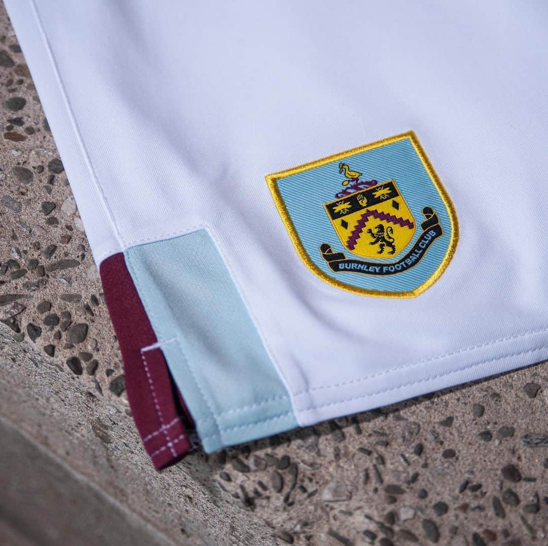 UMBROさんのインスタグラム写真 - (UMBROInstagram)「Introducing @burnleyofficial’s new home kit for the 19/20 season. Swipe through for a closer look 🔎. . . . . #umbro #umbroclarets #umbrofootball #premierleague #football #footballshirt」7月1日 17時31分 - umbro