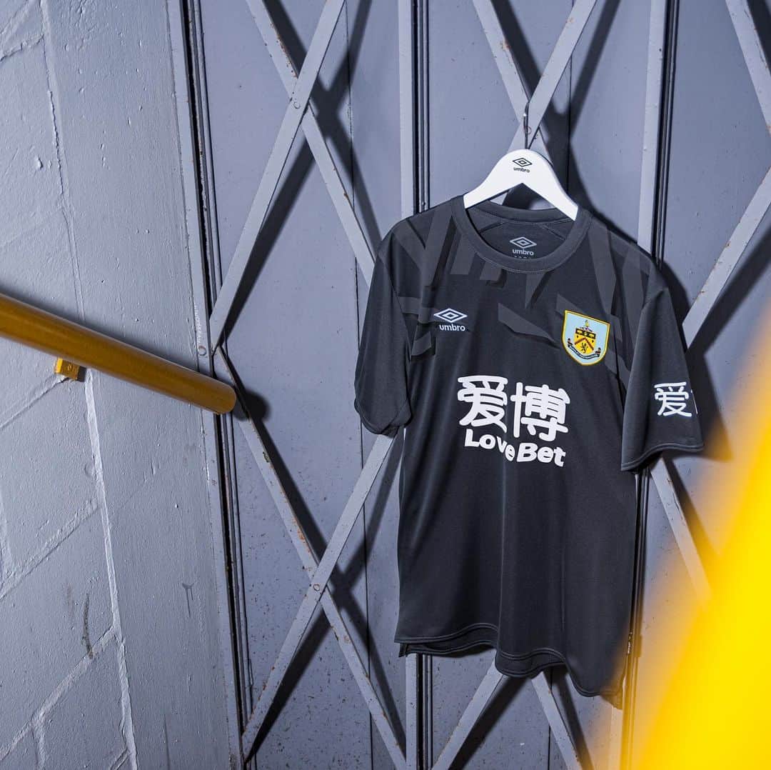 UMBROさんのインスタグラム写真 - (UMBROInstagram)「Introducing @burnleyofficial’s new home kit for the 19/20 season. Swipe through for a closer look 🔎. . . . . #umbro #umbroclarets #umbrofootball #premierleague #football #footballshirt」7月1日 17時31分 - umbro