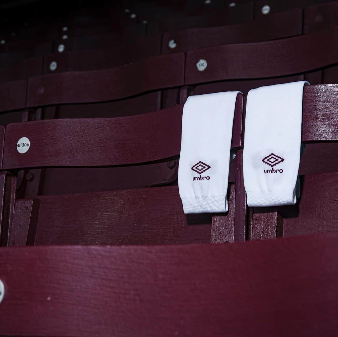 UMBROさんのインスタグラム写真 - (UMBROInstagram)「Introducing @burnleyofficial’s new home kit for the 19/20 season. Swipe through for a closer look 🔎. . . . . #umbro #umbroclarets #umbrofootball #premierleague #football #footballshirt」7月1日 17時31分 - umbro