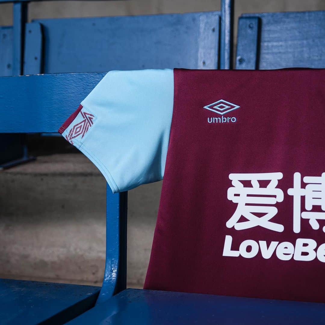 UMBROさんのインスタグラム写真 - (UMBROInstagram)「Introducing @burnleyofficial’s new home kit for the 19/20 season. Swipe through for a closer look 🔎. . . . . #umbro #umbroclarets #umbrofootball #premierleague #football #footballshirt」7月1日 17時31分 - umbro