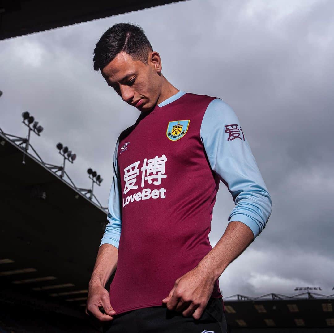 UMBROさんのインスタグラム写真 - (UMBROInstagram)「Introducing @burnleyofficial’s new home kit for the 19/20 season. Swipe through for a closer look 🔎. . . . . #umbro #umbroclarets #umbrofootball #premierleague #football #footballshirt」7月1日 17時31分 - umbro