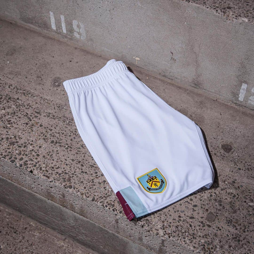 UMBROさんのインスタグラム写真 - (UMBROInstagram)「Introducing @burnleyofficial’s new home kit for the 19/20 season. Swipe through for a closer look 🔎. . . . . #umbro #umbroclarets #umbrofootball #premierleague #football #footballshirt」7月1日 17時31分 - umbro